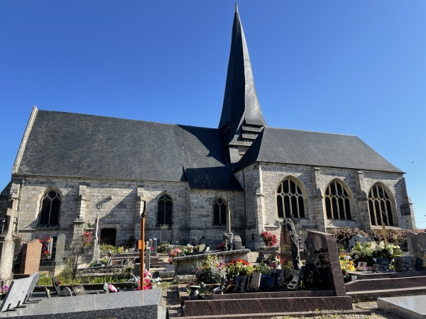 L'église Saint-Pierre d'Auppegard (XVIe), et son fameux clocher tors. Près du cimetière, rue Saint-Pierre, se trouve la stèle en mémoire des 14 victimes d'un V1 défectueux tombé à Auppegard en 1944.