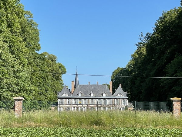 Le château d'Auppegard et ses hautes cheminées.