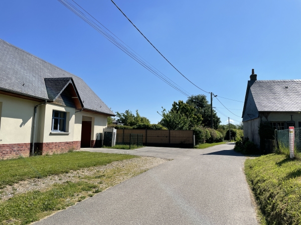 Nous retrouvons la rue des Forrières du Midi, nous allons prendre le chemin à gauche pour retrouver le parking de la mairie.