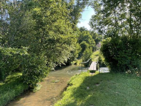 Nous traversons la Saâne sur la passerelle du gué de Ribeuf.