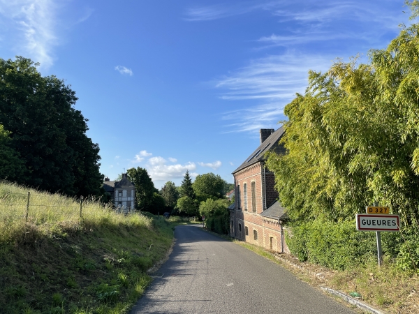Nous entrons dans Gueures où nous allons traverser la Saâne et la Vienne.