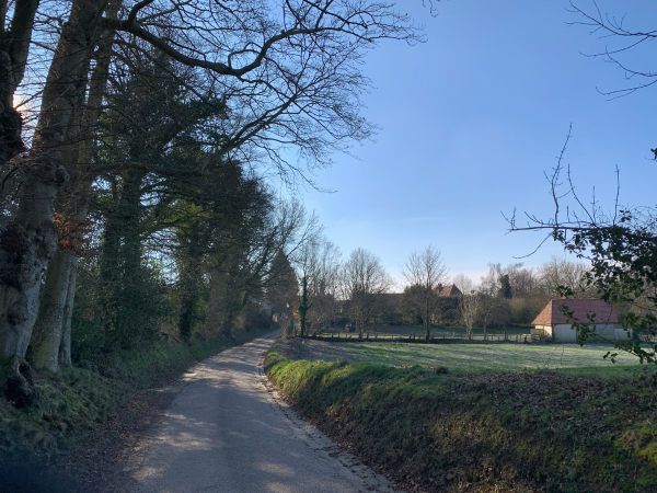 Nous entrons dans Le Catelier par le Chemin des Grands Arbres.