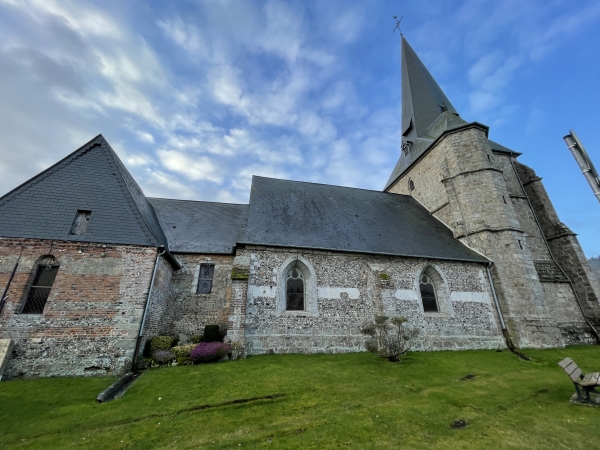 Je pars du petit parking de l'église Saint-Denis (XIIIe -> XVIIIe), et marche vers le nord sur le route de Dieppe.