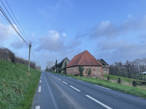Arrivé au niveau de cette ferme, je vais quitter la route et monter le chemin en direction du Bois -Robert. Une fois débarrassé de la route de Dieppe, il ne reste que du bonheur sur ce circuit.