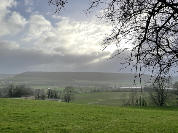 Avant d'entrer dans les bois, petite pause pour admirer la vallée de la varenne, avec ses étangs.