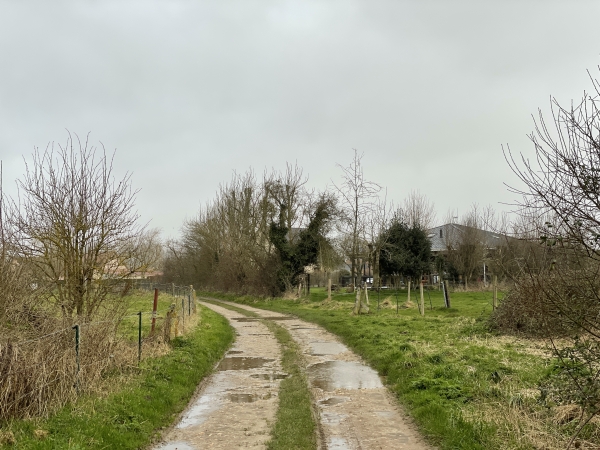 J'arrive au village du Bois-Robert sous la pluie. Le temps est instable aujourd'hui, et j'aurai aussi droit à de belles éclaircies pendant ma rando.
