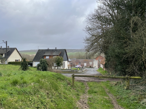 Arrivé à Saint-Germain d'Etables, je vais continuer en face, traverser la D154 et me diriger vers la mairie.