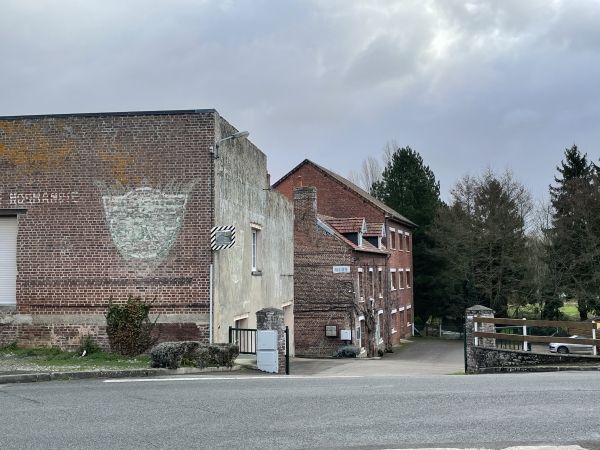 Voilà la mairie de Saint-Germain d'Etables, installée dans une ancienne entreprise. Il faut entrer dans la cour et se faufiler entre l'ancien entrepot et la mairie (devant les boites aux lettres que l'on voit sur photo), pour rejoindre l'étang municipal.