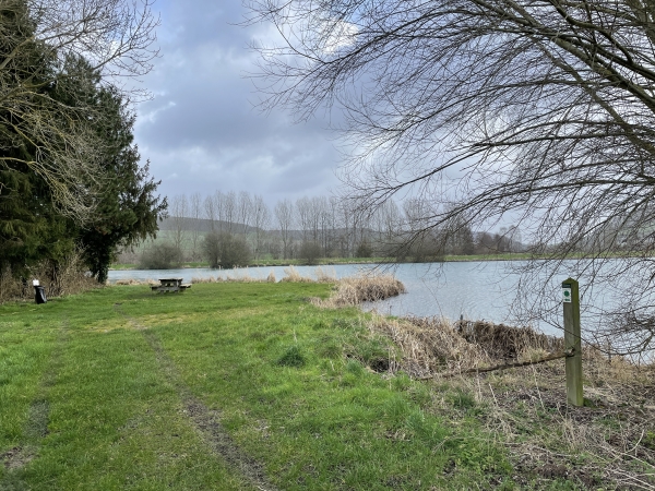 Et voilà l'étang de Saint-Germain. On voit à droite l'une des nombreuses balises de cet itinéraire. Je ne résiste pas au plaisir de prendre ici une pause café en contemplant les nombreux oiseaux du plan d'eau.
