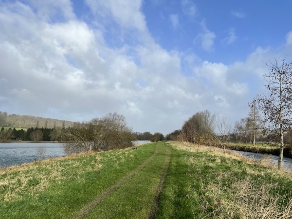 Je longe l'étang et la Varenne (regard arrière), pour rejoindre la route des Trois Ponts.