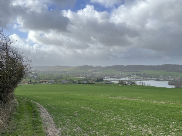 Regard arrière sur la vallée de la Varenne et ses nombreux étangs.