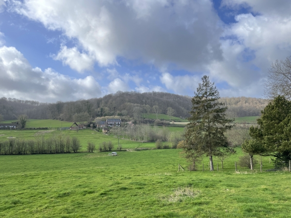 De l'autre côté du Fond de Meuse, on voit le Massif de Montretout que nous allons traverser.