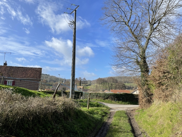 Je sors du chemin du Val du Bos pour rejoindre la rue du Pollet de Torcy-le-Petit.