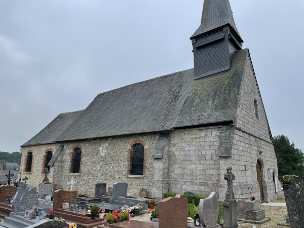 Nous partons du parking de l'église Saint-Pierre de Vassonville, et suivons les balises du GR210 en direction du nord.
