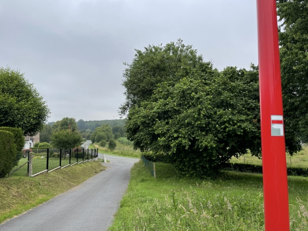 Nous rejoignons la D57, que nous allons suivre sur la gauche sur 800 mètres.