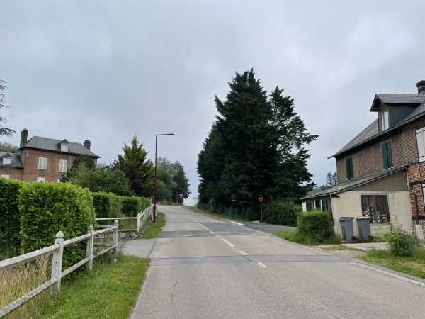 Nous quittons la D57 pour tourner ici à droite dans la rue de l'Ancienne Laiterie.