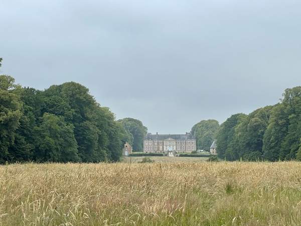 Nous voilà de l'autre côté du château de Bosmelet. Nous découvrons sa façade sud, encadrée par la chapelle, l'orangerie, et les tilleuls tricentenaires.
