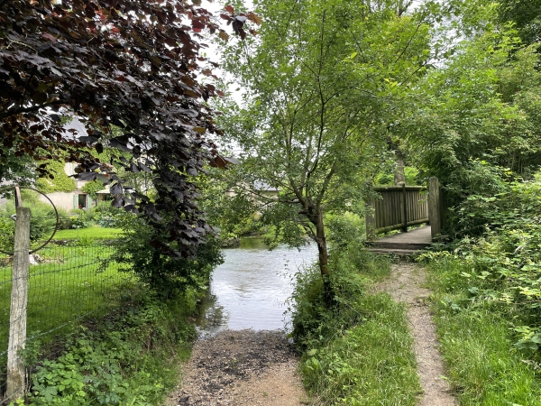 Nous arrivons au gué et à la passerelle du Moulin de Vassonville.
