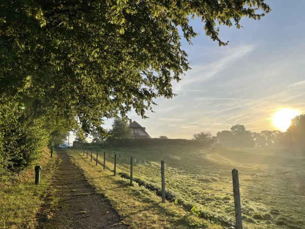 Nous partons du parking de la mairie, et suivons le chemin aménagé pour les écoliers.