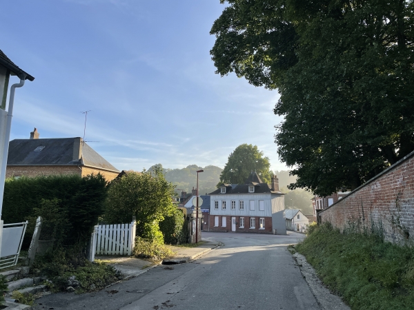 Nous allons tourner à gauche sur la D149 pour traverser Longueville-sur-Scie.