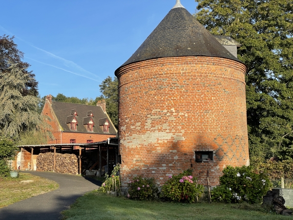 Ancien colombier dans la rue de Newton Longville.