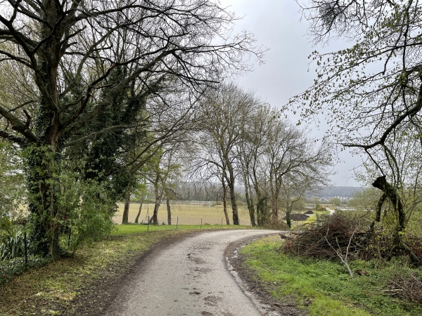 Nous quittons le bourg par la rue du Calvaire et marchons en direction de la Seine.