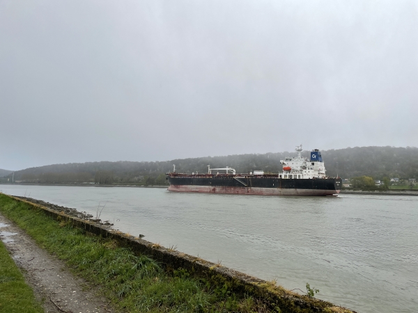 Nous sommes dépassés par ce navire-citerne qui glisse en silence vers l'aval.