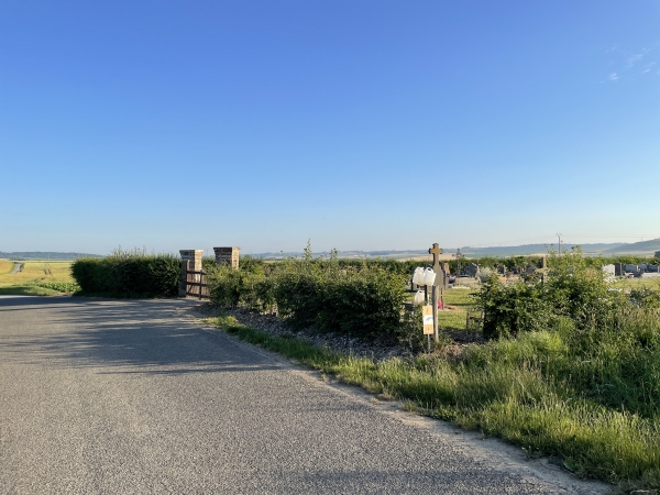 Après le cimetière, nous quittons la rue pour prendre le chemin caché derrière la haie.