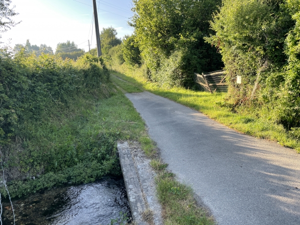 Nous franchissons ce ruisseau qui alimente l'Eaulne. La petite rue devient chemin.