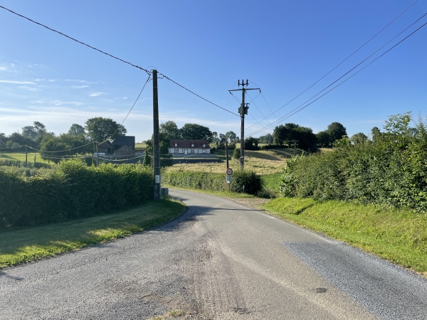Au niveau du hameau d'Orival, nous prenons le chemin que l'on devine à droite.