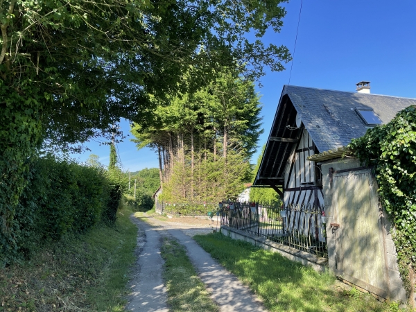 Au hameau de la Haute Rue, nous avons tourné vers Lucy. Nous contournons le bourg par ce chemin.