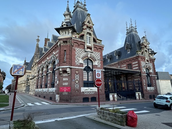 Devant le Palais de la Bénédictine, nous tournons vers le port.
