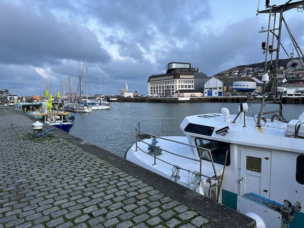 Nous contournons le port pour aller chercher la Sente des Matelots.