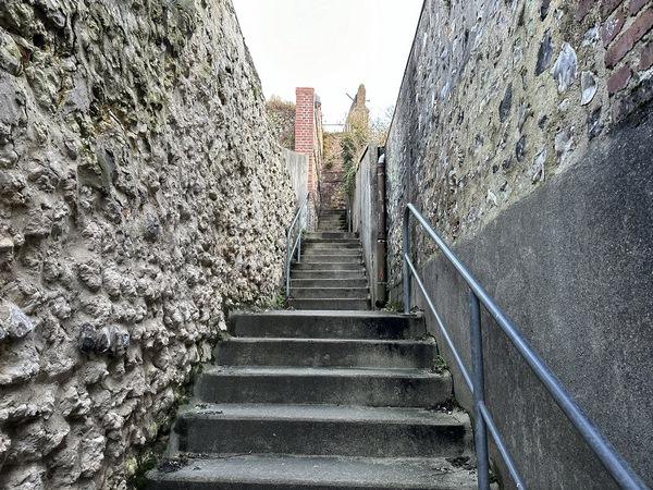 La Sente des Matelots est un escalier à l'entrée très discrète. Heureusement, le balisage du GR21 évite de passer devant sans la voir.
