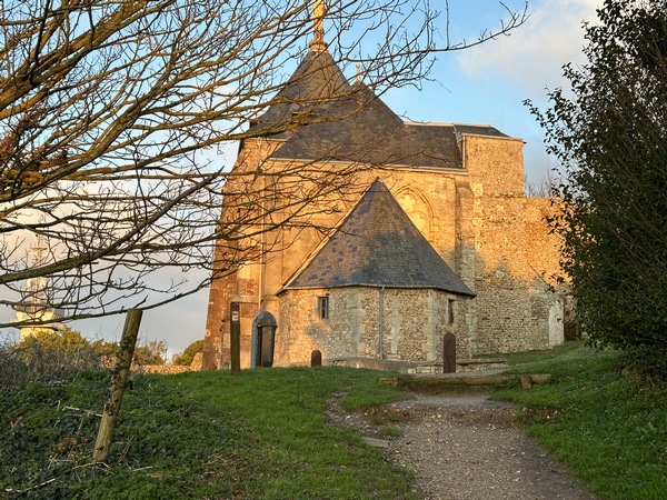 Nous arrivons à la chapelle Notre-Dame-du-Salut, lieu de pèlerinage depuis le XIIIe siècle. L'édifice actuel conserve des éléments romans et gothiques, mais a perdu une partie de sa toiture.