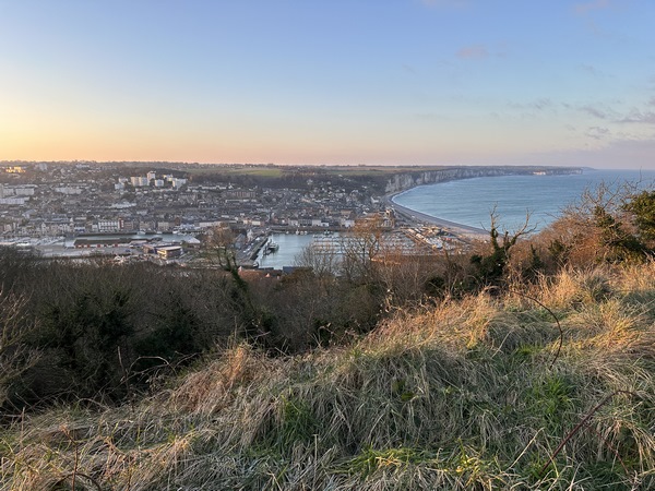 Nous pouvons profiter du belvédère de la Côte de la Vierge et de son panorama sur Fécamp, mais le fameux sentier du Cap Fagnet est fermé depuis février 2023.
