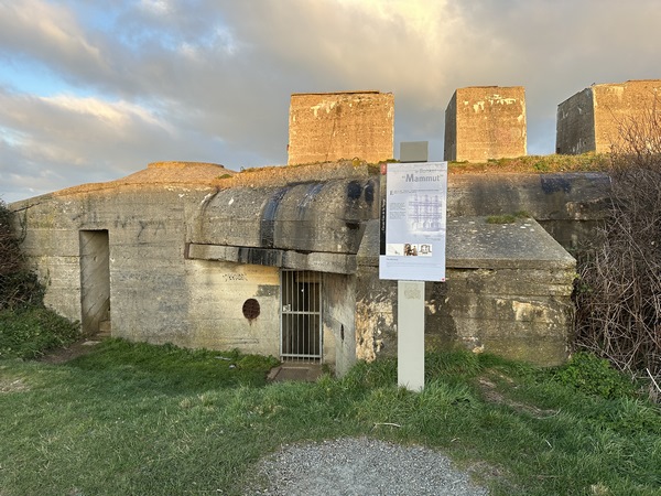 Comme sur toute la côte, les vestiges de la seconde guerre mondiale ne manquent pas, avec ici un blockhaus prévu pour un radar Mammut destiné à la détection à longue distance.