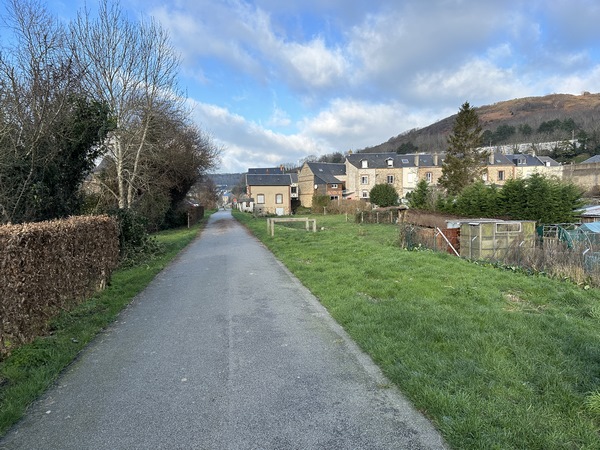 La Véloroute du Lin se termine à quelques pas du parking de la rue de l'Aumône.
