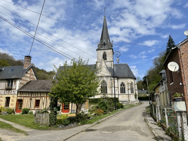 Sainte-Gertrude, rue du Gué. Nous allons passer près de l'église, et continuer en face sur le chemin de la Boutille.