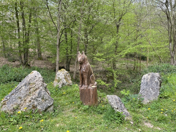 Statue de loup au carrefour des Quatre Chemins.