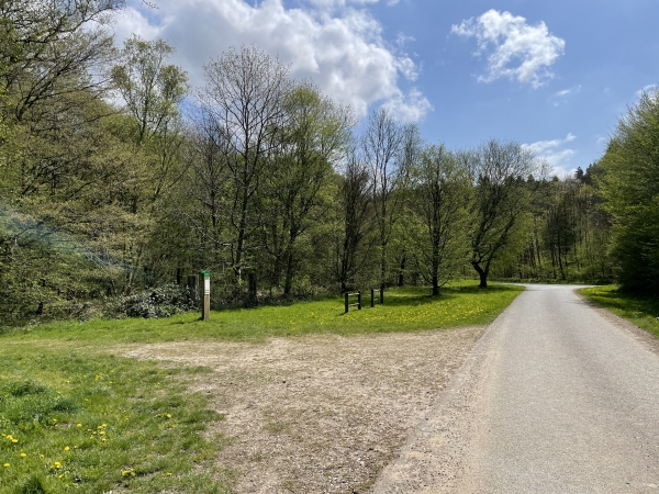 Juste avant d'arriver à la D40, nous tournons à gauche au niveau du totem. Nous allons suivre le chemin, parallèle à la D40.