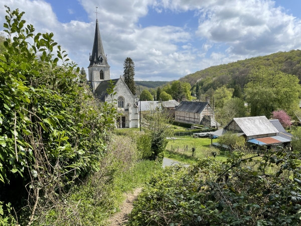 Le chemin débouche à proximité de l'église Sainte-Gertrude.