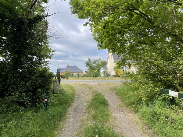 Nous arrivons au Trait, au niveau du cimetière, et allons tourner à droite. Nous allons retrouver les bois peu après le cimetière.