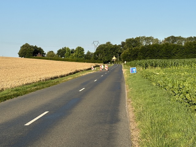 A la sortie du hameau, nous retrouvons la D34, et la suivons sur 500 mètres avant d'apercevoir la discrète entrée de notre nouveau chemin.