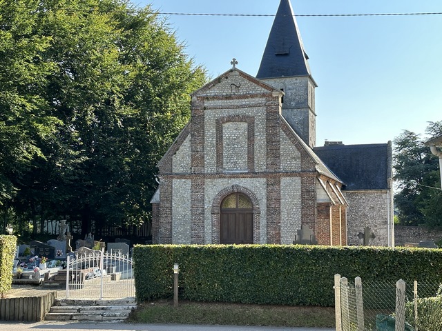 Nous allons tourner à gauche devant l'église Saint-Nicolas (nef du XIe).