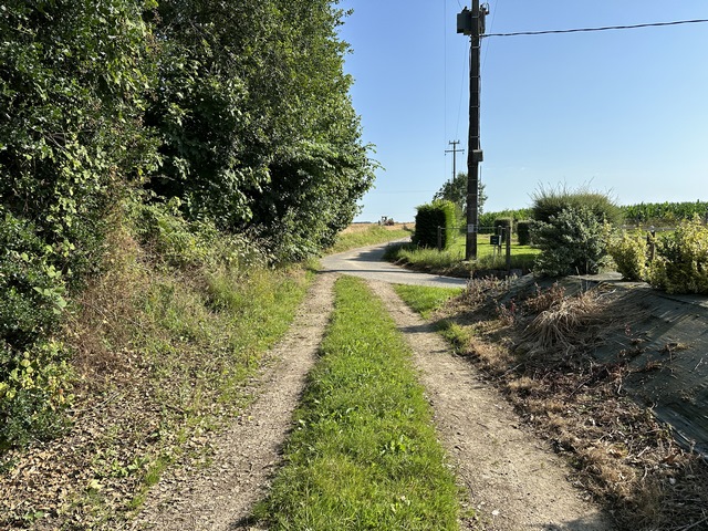 Après avoir traversé St-Nicolas, et continué par la rue Sainte-Marie, nous suivons le chemin du Fond Tailleur qui débouche sur la D34, près de notre point de départ.