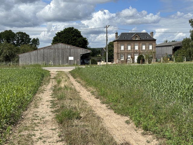 Au niveau de la ferme du Tilleul, nous marchons vers la rue des Sablons que nous allons suivre à droite sur quelques mètres.