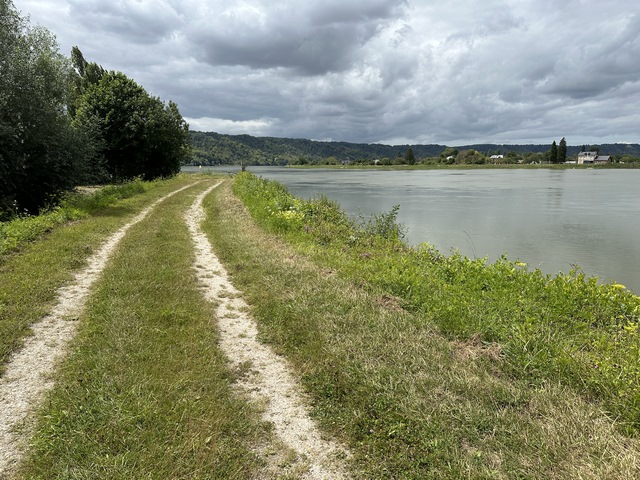 Nous arrivons le long de la Seine. Nous sommes sur la rive concave de la boucle, ce chemin n'est pas l'ancien chemin de halage. Le halage se faisait depuis l'autre rive.
