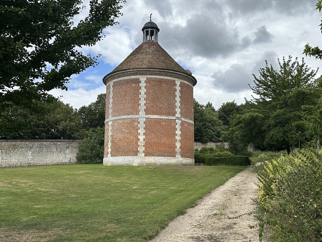 Nous longeons le colombier du château d'Yville.
