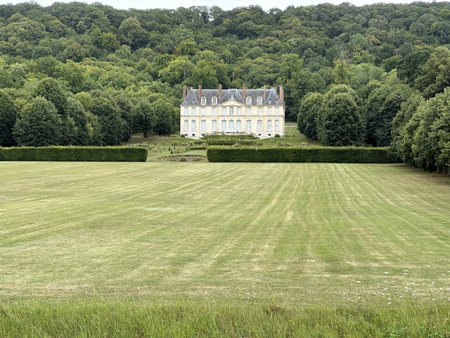 Et voilà le château d'Yville (1708), qui fut brièvement la propriété du tristement célèbre financier John Law, et occupé en 1943 par des postes de commandement de panzerdivisions.&nbsp;